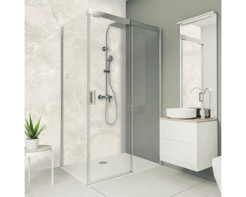 Badezimmer mit Duschkabine, Waschbecken, Spiegel und Pflanze auf Beistelltisch