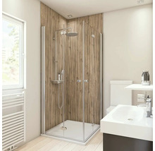 Helles Badezimmer mit Duschkabine, Waschbecken und Toilette