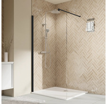 Begehbare Dusche mit Duschkopf, Handbrause und Handtuchhalter in einem hellen Badezimmer