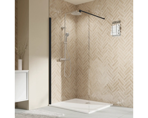 Begehbare Dusche mit Duschkopf, Handbrause und Handtuchhalter in einem hellen Badezimmer