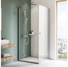 Duschkabine mit Glaswänden und Duschkopf im modernen Badezimmer