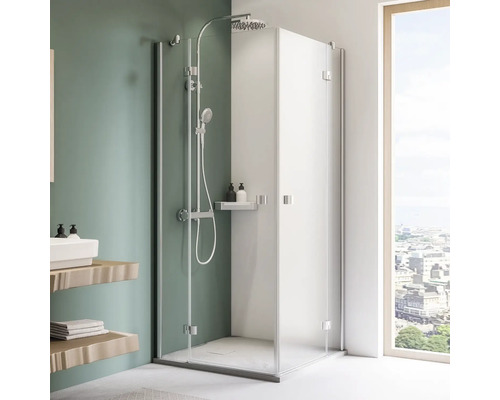 Duschkabine mit Glaswänden und Duschkopf im modernen Badezimmer