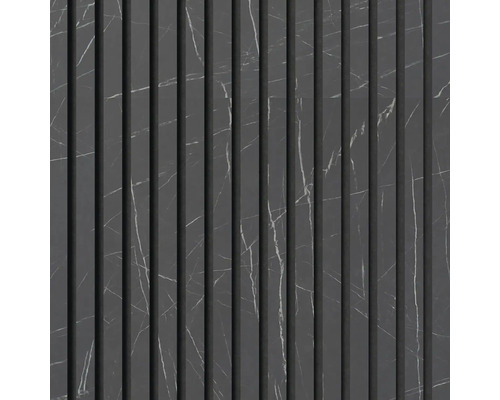 Dekorative Wandpaneele mit Marmoroptik und vertikalen Rillen.