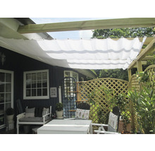 Terrasse mit Sonnensegel, Gartenmöbeln und Holzzaun