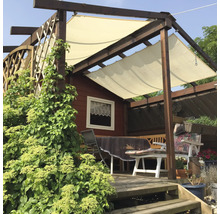 Gartenlaube mit Beschattung, Pflanzen und Gartenmöbeln auf einer Holzterrasse