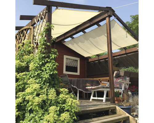 Gartenlaube mit Beschattung, Pflanzen und Gartenmöbeln auf einer Holzterrasse