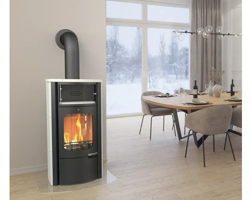 Kaminofen im modernen Esszimmer mit Esstisch und Stühlen