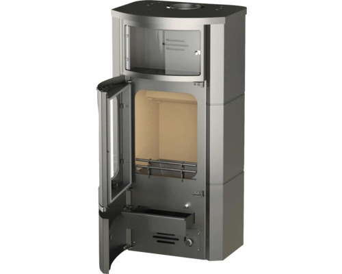 Kaminofen mit offener Tür.