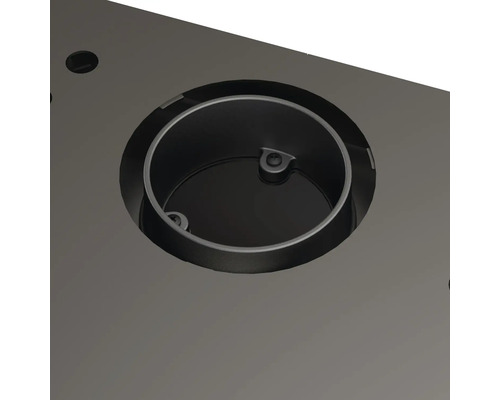 Detailaufnahme eines runden Metalleinsatzes in einer Tischplatte