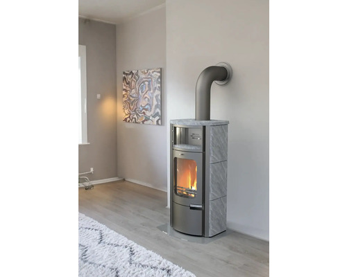 Kaminofen im Wohnzimmer mit Rauchrohr