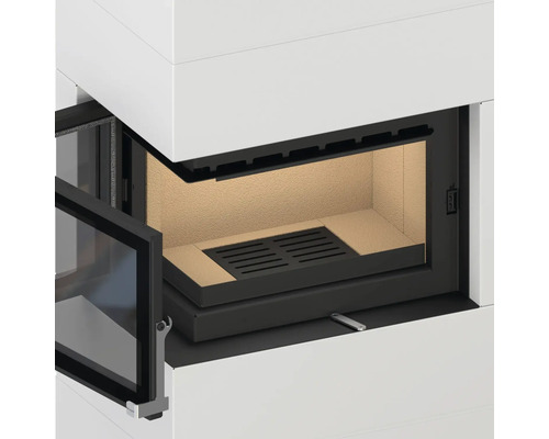 Kaminofen mit offener Tür und Brennraum