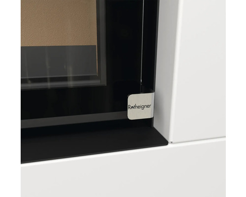 Detailansicht eines Kamineinsatzes mit Rotheigner Logo