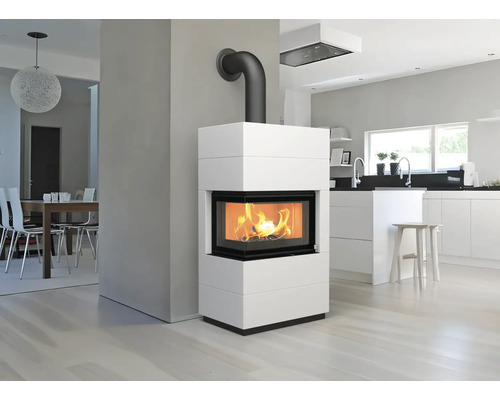 Moderner Kaminofen im Wohnraum mit offener Küche und Essbereich