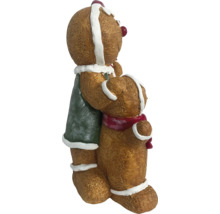 Dekorative Lebkuchenmannfiguren umarmen sich