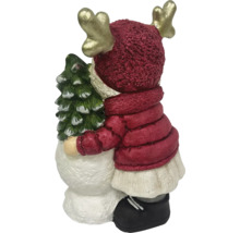 Dekorative Rentierfigur umarmt einen Weihnachtsbaum.