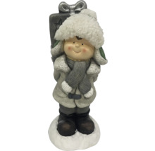 Dekofigur eines Jungen mit Geschenk für die Weihnachtsdekoration