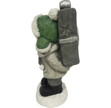 Dekorative Winterfigur eines Jungen mit Weihnachtsgeschenk