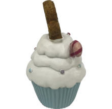 Dekorativer Cupcake mit Zuckerguss und Waffel als Dekoration