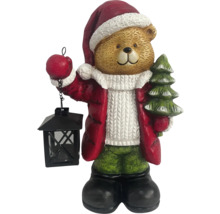 Teddybär als Weihnachtsdekoration mit Laterne und Tannenbaum