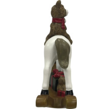 Dekorative Weihnachtsfigur: Teddy auf Schaukelpferd mit Geschenk