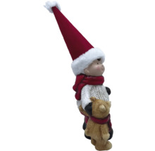 Dekofigur eines Jungen mit Teddybär und Weihnachtsmütze