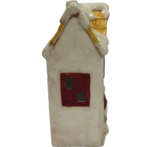 Dekoratives Haus aus Keramik mit Schnee auf dem Dach und Schornstein.