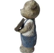 Dekorative Bärenfigur aus Kunststein mit Overall und Holzbrett