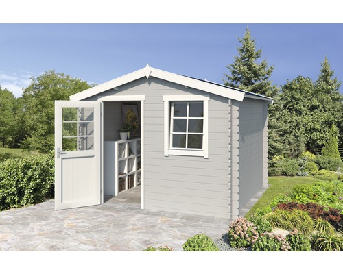 Gartenhaus aus Holz mit Fenster und geöffneter Tür im Garten