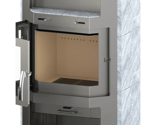 Kaminofen mit geöffneter Tür zur Brennkammer