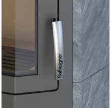 Detailansicht eines Kaminofens mit Griff und Herstellerlogo Rotheigner