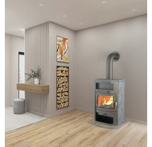 Wohnraum mit Kaminofen, Holzregal und Wanddekoration
