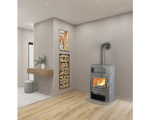 Wohnraum mit Kaminofen, Holzregal und Wanddekoration