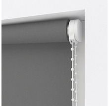 Graues Rollo mit Kettenzug zur Fensterdekoration