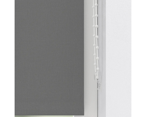 Graues Rollo mit Kettenzug am Fenster