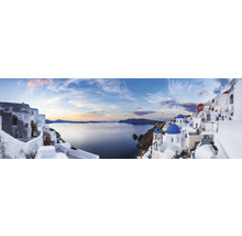 Panoramaaufnahme von Santorini mit traditionellen weißen Häusern und blauen Kuppeln am Meer