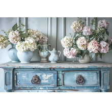 Dekorative Hortensien in Vasen auf einer Kommode im Vintage-Stil.