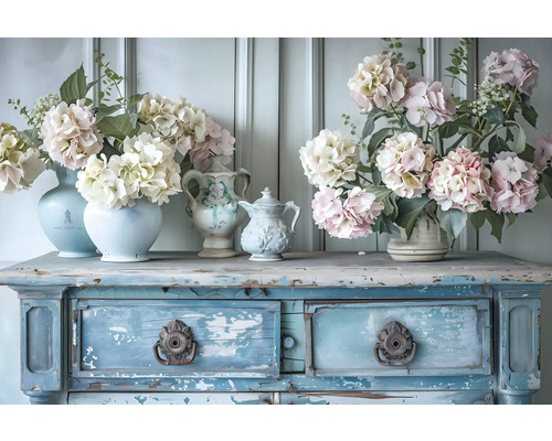 Dekorative Hortensien in Vasen auf einer Kommode im Vintage-Stil.