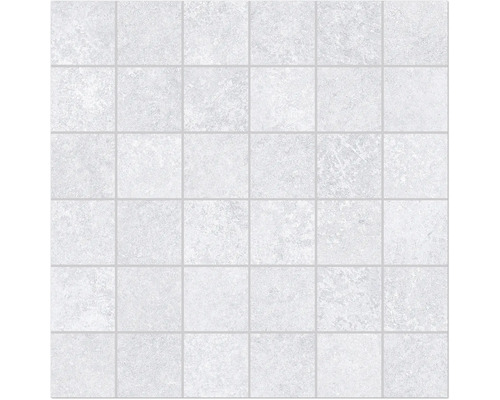 Fliesenmuster mit quadratischen, hellen Fliesen und Fugen