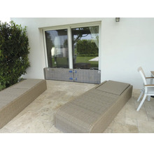 Terrasse mit Holz-Hochwasserschutz vor einer Glastür, umgeben von Gartenmöbeln