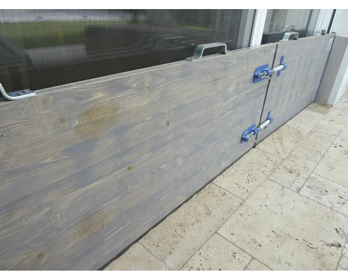 Hochwasserschutz aus Holz vor einer Tür
