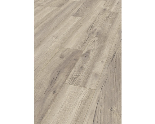 Nahaufnahme von verlegtem Laminatboden mit Holzstruktur