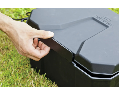 Heissner Teichfilterbox mit geöffnetem Deckel auf Rasen
