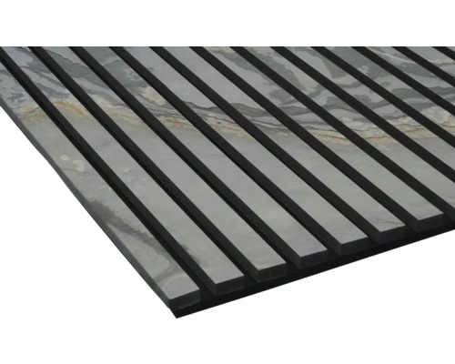 Wandverkleidung aus Schiefer mit Trägerstruktur