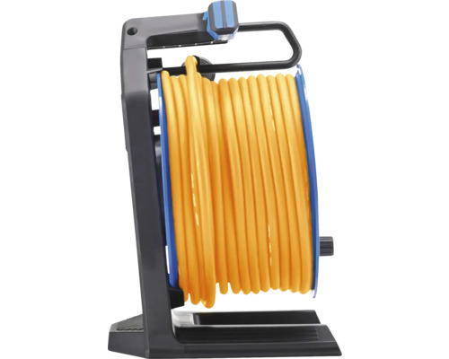 Kabeltrommel mit Kabel auf schwarzem Ständer