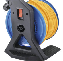 Kabeltrommel mit gelbem Kabel und Stecker