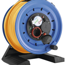 Kabeltrommel mit gelbem Kabel auf schwarzem Ständer