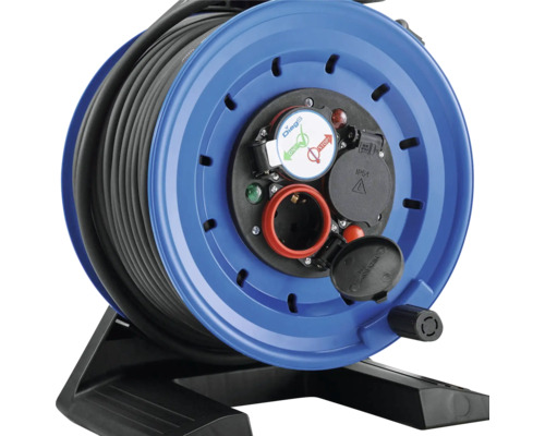 Kabeltrommel mit Steckdosen und schwarzem Kabel auf schwarzem Ständer