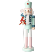 Dekorative Nussknacker Figur mit Süßigkeiten Verzierungen.