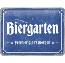 Dekoratives Schild mit der Aufschrift Biergarten und dem Spruch Freibier gibt es morgen.