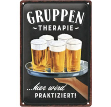 Metallschild mit dem Aufdruck Gruppentherapie und Biergläsern auf einem Tablett